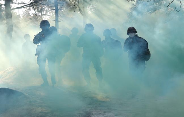 화생방 상황하에 훈련을 하고 있는 RNTC 후보생들.(사진=육군부사관학교 제공)