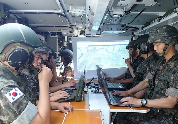 대대급이상 차륜형 지휘소 차량 내부 모습.(사진=방위사업청 제공)