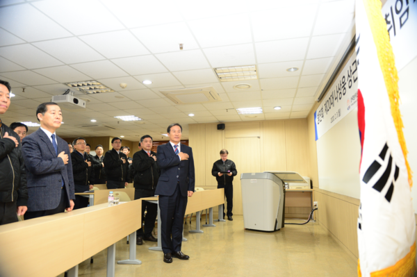 나상웅 신임 한국방위산업진흥회 상근부회장이 3일 열린 취임식에서 국기에 대한 경례를 하고 있다.(사진=방진회 제공)