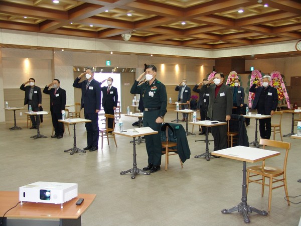 육군사관학교총동창회 회원들이 국민의례 중 국기에 대한 경례를 하고 있다.(사진=육군사관학교총동창회 제공)