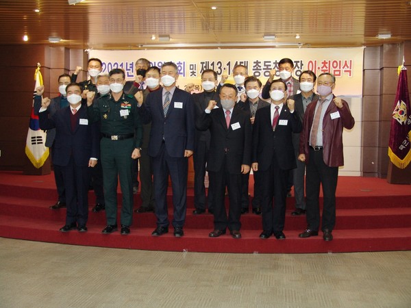 육군사관학교총동창회 회원들이 대의원총회를 마친 뒤 기념사진을 찍고 있다.앞줄 왼쪽 두번째가 육사교장 김정수 중장이다.(사진=육군사관학교총동창회 제공)