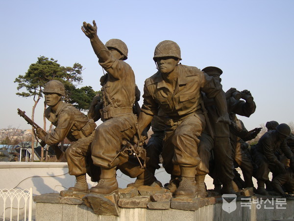 전쟁기념관 내 전투동상.(사진=김한규 기자)