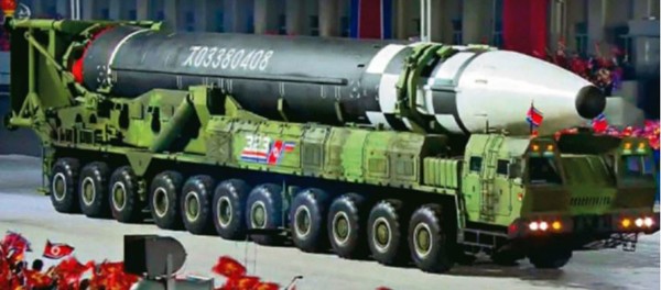 북한의 신형 대륙간탄도미사일(ICBM).(사진 출처=국방백서)