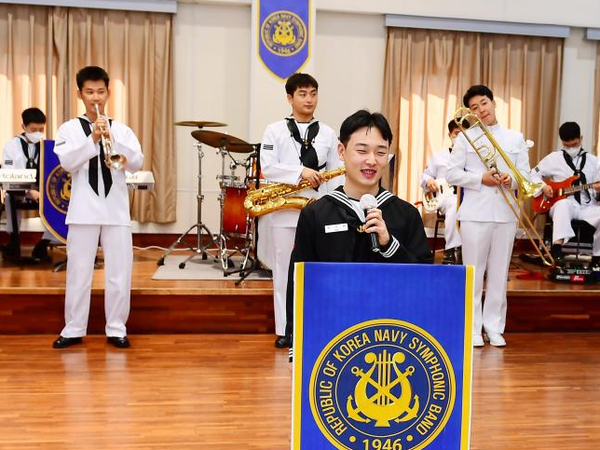 군악대 연주에 맞춰 신청곡을 부르고, 편지를 낭독하고 있는 해군 3함대사령부 용사들.(사진=해군 제공)