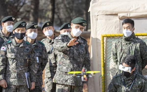 남영신 육군참모총장이 지난해 12월 27일 중부지역 드론교육센터를 찾아 드론봇 전투체계 조기구축에 힘써줄 것을 당부하고 있다.(사진=육군 제공)