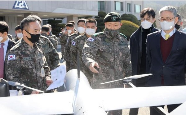 ‘드론봇 전투체계 및 AI 해안통합감시체계 발전방안 토의’후 전시장을 둘러보고 있는 김정수 대장과 김용우 전 육군참모총장.(사진=국방부 제공)