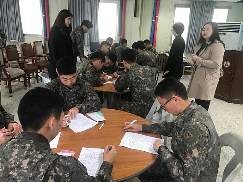 중소기업진흥공단 광주지역본부가 24일 실시한 취업컨설팅에서 51군수지원단 청년장병들이 취업상담을 하고 있다.(사진=51군수지원단 제공)