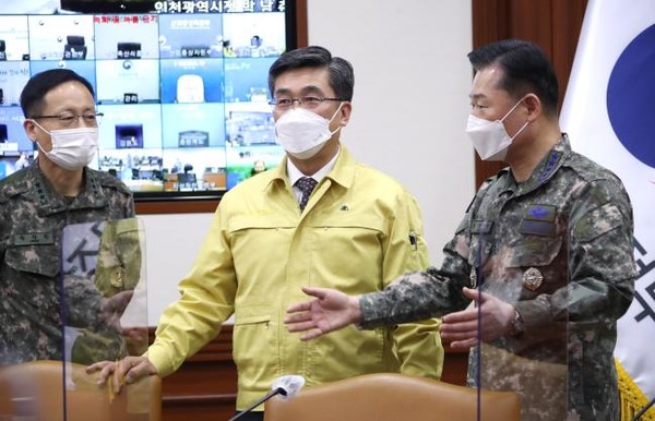 3일 정부서울청사에서 정세균 국무총리 주관으로 열린 중앙통합방위회의에 참석한 서욱(가운데) 국방부 장관이 원인철(오른쪽) 합참의장과 대화하고 있다.(사진=국방부 제공)