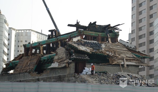숭례문 화재 후 석축과 1층 일부는 남고 2층 문루가 없어짐