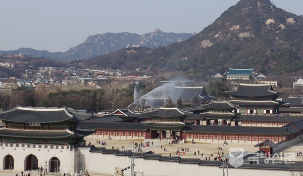 소방헬기를 동원한 경복궁 화재 예방훈련.