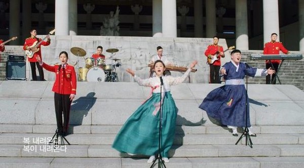 육군 군악의장대대 장병들이 천안 독립기념관에서 이날치 밴드의 ‘범 내려온다’ 커버곡을 연주하며, 국민과 장병들에게 새해 인사를 전하고 있다.(사진=육군 제공)