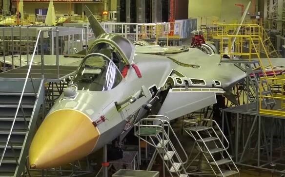 러시아 전투기 생산업체 로스텍에서 조립 중인 5세대 스텔스기 Su-57.(사진=로스텍의 영상 갈무리)