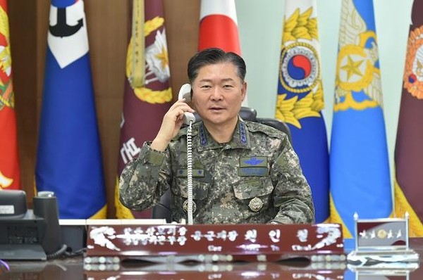 원인철 합참의장이 12일 육·해·공군, 해병대 장병들에게 전화를 걸어 완벽한 군사대비태세를 갖춰달라고 당부하고 있다.(사진=합동참모본부 제공)