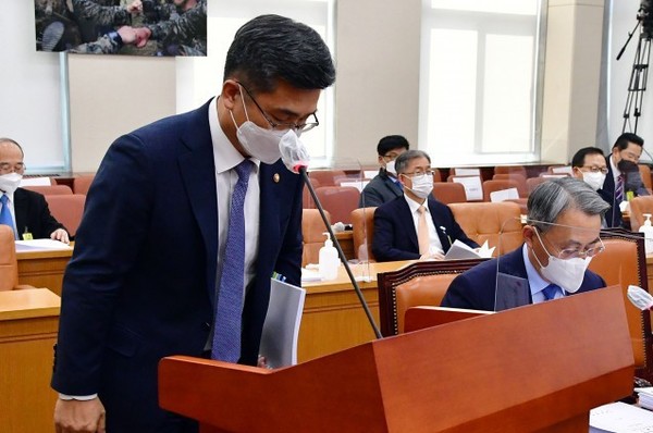 서욱 국방부 장관이 17일 오후 국회 국방위원회 전체회의에서 업무 보고를 마친 뒤 고개 숙여 인사를 하고 있다.