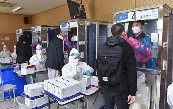 해군 입영대상자들이 신체검사에 앞서 PCR검사를 하고 있다.(사진=해군 제공)