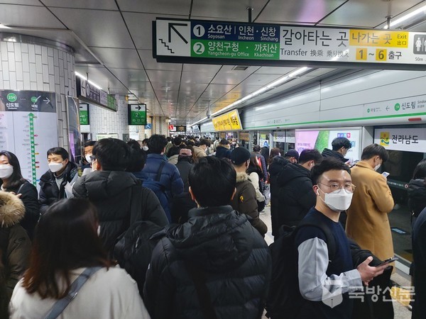 서울시 구로구 신도림역내 퇴근길의 모습