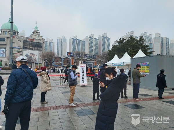 서울시 구로구 구로역 앞 광장에서 무료검사를 받기 위해 구민들이 기다리고 있다.