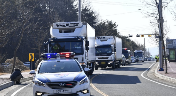 19일 오전 경북 안동 SK바이오사이언스 공장에서 열린 아스트라제네카 백신 수송 훈련에서 군과 경찰의 호위 속에 백신 수송 차량이 보관장소로 이동하고 있다.(사진=국방부 제공)