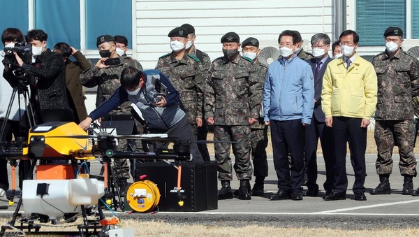 김영록 전남도지사와 김정수 육군 제2작전사령관(대장)은 19일 전남 고흥 항공센터를 방문해 ‘차세대 드론산업 협력체계 구축’을 위한 공동협력 방안을 논의했다.(사진=전남도 제공)
