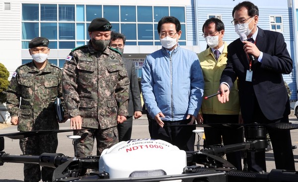 김영록 전남도지사와 김정수 육군 제2작전사령관(대장)은 19일 전남 고흥 항공센터를 방문해 ‘차세대 드론산업 협력체계 구축’을 위한 공동협력 방안을 논의했다.(사진=전남도 제공)