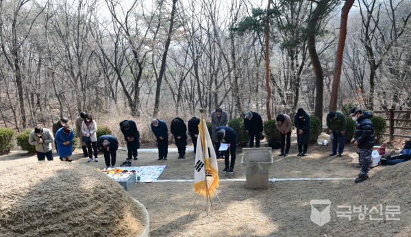 무후 광복군 묘소에서 차례를 드리고 있는 시민단체 회원들