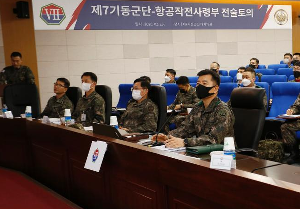 전술토의를 하고 있는 7군단 지휘부 간부들(사진=7군단 제공)