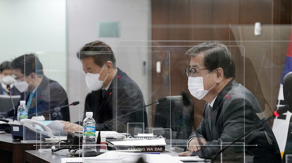 서훈 청와대 국가안보실장(오른쪽 첫번째)이 지난해 12월 16일 청와대 국가위기관리센터에서 ‘국가 사이버안보정책 조정회의’를 화상으로 주재하고 있다.(사진=청와대 제공)