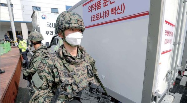 완벽한 경계 상황하에 백신 수송작전을 수행하고 있는 부대원(사진=국방부 제공)