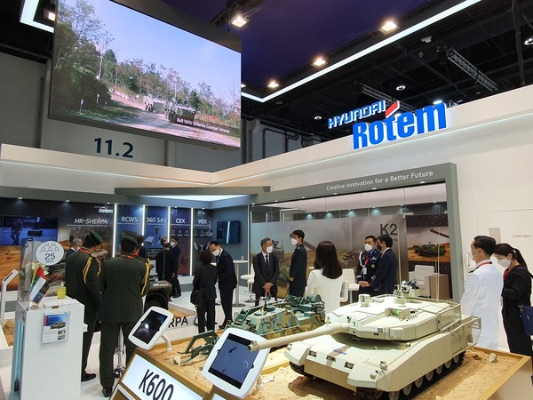 IDEX 2021 방산 전시회에 참가한 현대로템 전시관 전경.(사진=현대로템 제공)