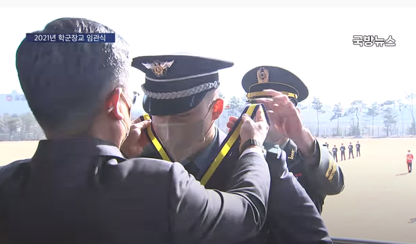 서욱 국방부 장관으로부터 대통령상을 수상하는 배성우 공군 소위(사진=국방부 제공) 국방뉴스 캡처