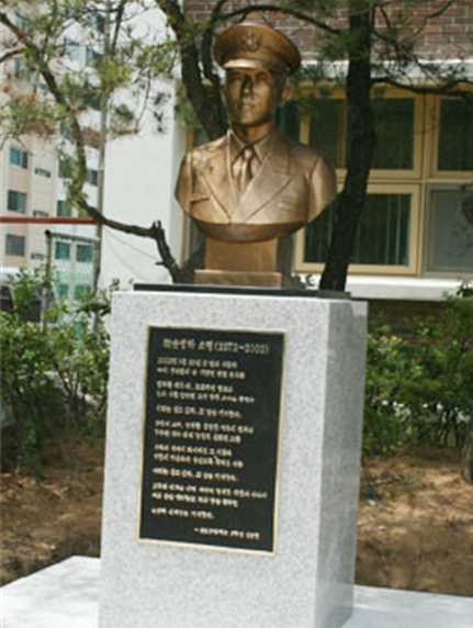 고 윤영하 소령 흉상. 모교(송도고교)에 설치된 흉상 비문에 다음과 같이 새겨져 있다. “서해의 영웅이 되어버린 그 이름과 대한의 가슴속에 영원토록 새겨질 아들, 우리는 알고 있다. 조국과 민족을 위해 바다에 맹세한 사나이, 뼈와 살을 내려놓고 피와 땀을 흩뿌린 윤영하 선배님을 기억한다.”(사진-보훈처 제공)