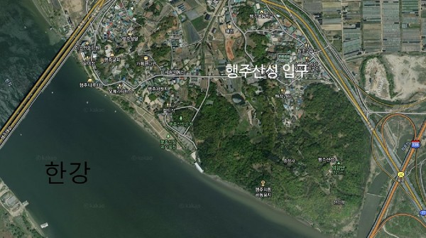 행주산성 위치도  현재 자유로와 행주대교 양화대교가 보인다. 완만한 행주산성 입구쪽에서 일본군이 공격하였다. 다음지도