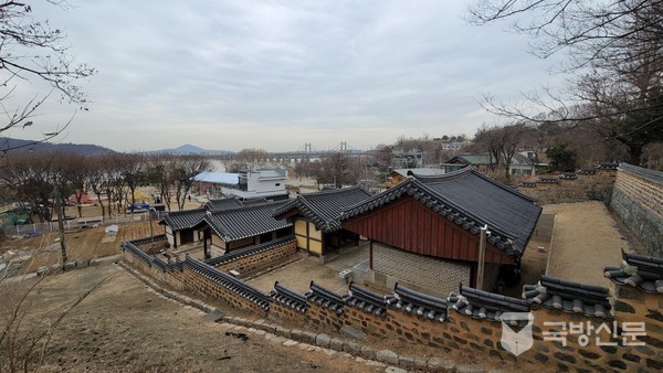 행주서원지에 있는 오른쪽 건물이 기공사. 멀리 한강과 행주대교가 보인다.