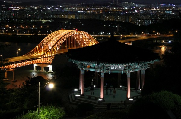 덕양정과 방화대교의 야경.  행주산성관리소