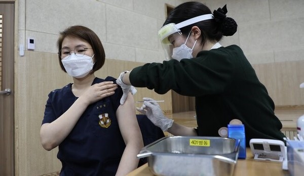 군 코로나19 백신 접종이 지난 3일부터 시작된 가운데 국군병원에서 한 간호장교가 백신 접종을 하고 있는 모습. (사진=국방부 제공)