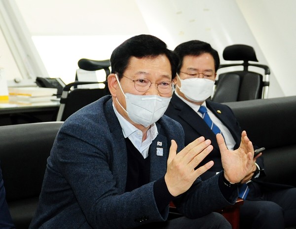 더불어민주당 송영길 의원이 15일 광주시의회에서 기자간담회를 하고 있다.(사진=송영길 의원실 제공)