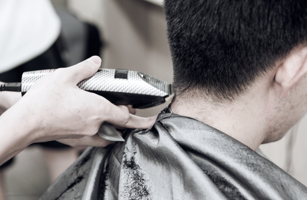 이발하고 있는 병사