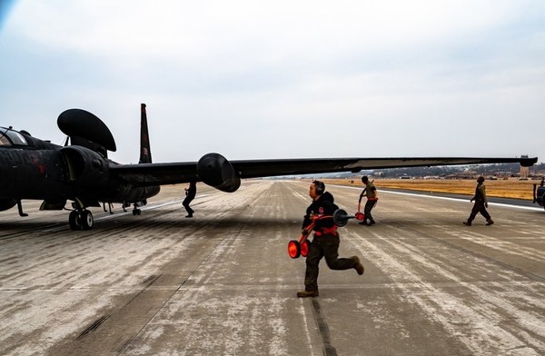 주한미군이 지난 12일 촬영한 경기도 오산 기지에 배치한 미 제7공군 소속 정찰기 U-2 드래곤 레이디(Dragon Lady) 사진을 16일 홈페이지를 통해 공개했다. (사진=미 제7공군 오산기지 제공)