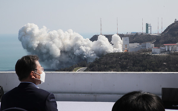 25일 오후 전남 고흥군 나로우주센터에서 문재인 대통령이 참관한 가운데 누리호 1단 종합연소시험이 진행되고 있다. (사진=과학기술정보통신부 제공)