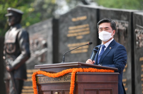서욱 국방부 장관이 26일 인도에서 열린 ‘한-인도 우호공원’ 개장식에 참석해 기념사를 하고 있다.(사진=국방부 제공)