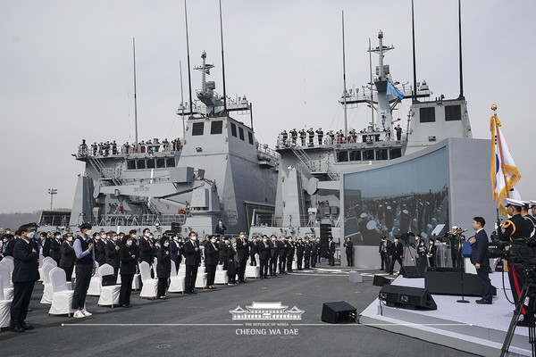 문재인 대통령이 26일 오후 경기 평택 해군 2함대사령부에서 열린 ‘제6회 서해수호의 날’ 기념식에 참석해 국민의례를 하고 있다.(사진=청와대 제공)