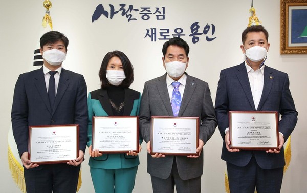 백군기 용인시장(왼쪽 세번째)이 미국 오렌지카운티 한국전참전용사기념비 건립위원회로부터 감사패를 받고 기념사진을 찍고 있다. (사진=용인시 제공)