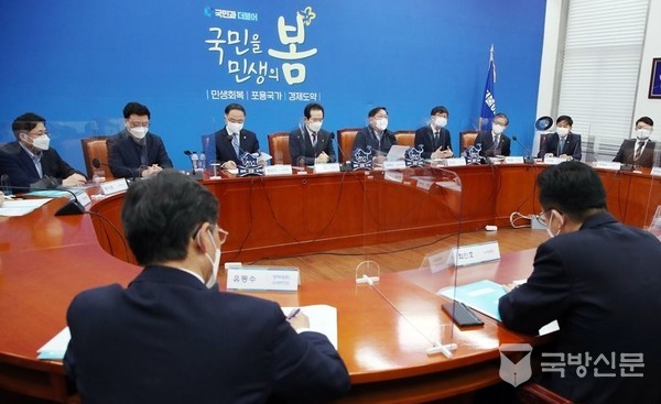 더불어민주당 김태년 당 대표 직무대행과 정세균 국무총리가 28일 서울 여의도 국회에서 열린 부동산 투기근절 및 재발 방지대책을 위한 고위 당정협의회를 개최하고 있다.