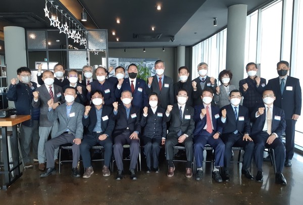 30일 오전 열린 (사)국방안보포럼 조찬포럼 및 3월 상임운영위원회 회의 참석자들이 기념사진을 찍고 있다.