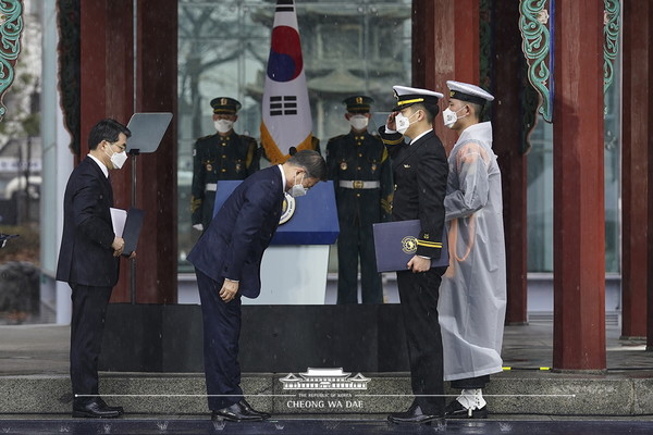 문재인 대통령은 1일 서울 종로구 탑골공원에서 열린 제102주년 3·1절 기념식에서 홍범도 장군 부인 단양 이씨와 아들 홍양순씨 등 독립유공자 7명에게 건국훈장 및 대통령표창을 수여했다.(사진=청와대 제공)