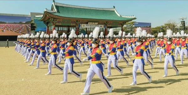 육군사관학교 81기 신입 생도들이 지난달 26일 화랑연병장에서 열린 입학식에서 행진하고 있다.(사진=육군사관학교 제공)