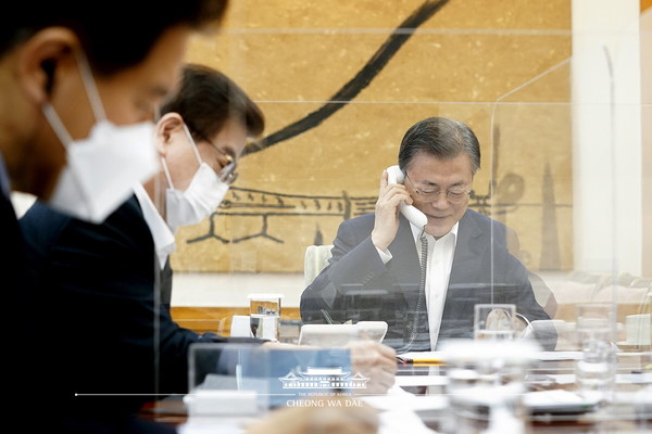 문재인 대통령은 2월 4일 오전 청와대에서 조 바이든 미국 대통령과 정상통화를 갖고 한반도 비핵화를 위해 긴밀한 협력과 아울러 포괄적인 대북전략을 함께 마련하기로 했다.(사진=청와대 제공)