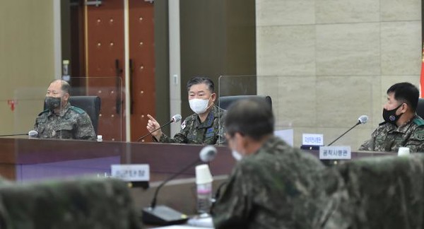 원인철 합참의장이 2월 26일 최근 발생한 강원도 고성지역의 북한 남성 ‘오리발 월남’ 사건과 관련해 작전사령관 및 군단장급 지휘관을 대상으로 ‘긴급 작전지휘관 회의’를 개최하고 있다.(사진=국방부 제공)