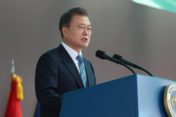 문재인 대통령이 5일 오후 대전광역시 자운대 국군간호사관학교에서 열린 제61기 졸업 및 임관식에 참석해 축사하고 있다. (사진=청와대 제공)