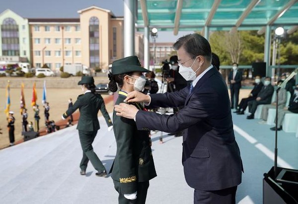 문재인 대통령이 5일 오후 대전광역시 자운대 국군간호사관학교에서 열린 제61기 졸업 및 임관식에 참석해 신임 간호장교 80명 전원에게 직접 계급장을 수여하고 있다. (사진=청와대 제공)